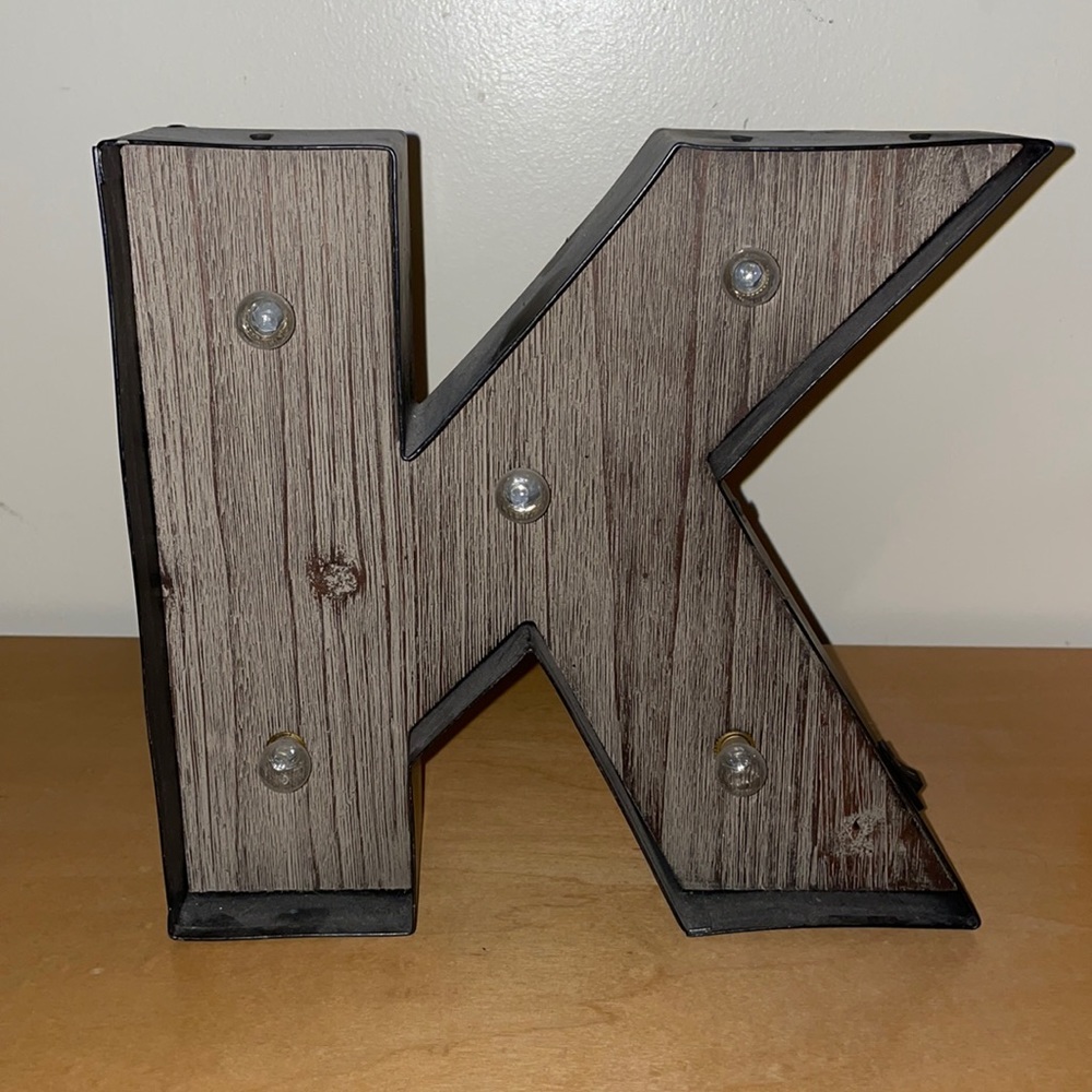 LIGHT UP K INITIAL DECOR